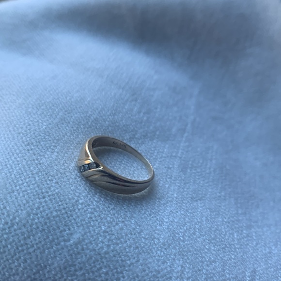 14K Yellow Gold Wedding Band Ring - Picture 6 of 11